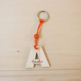 Lettera con nome inciso con anello portachiavi