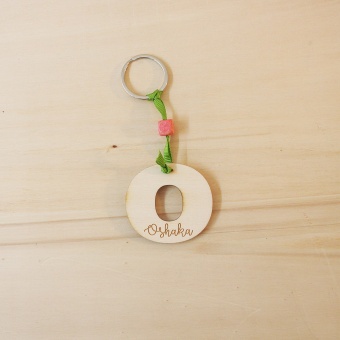 Lettera con nome inciso con anello portachiavi